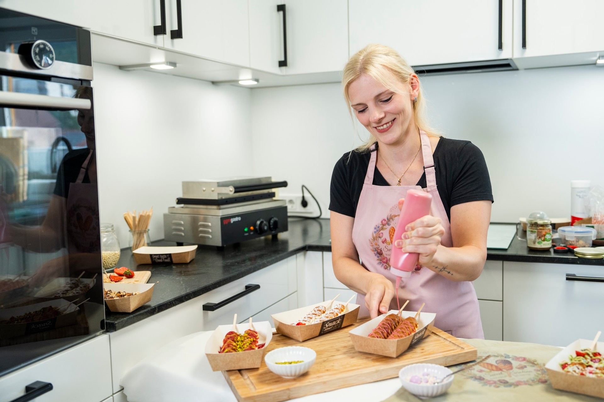 Karolina dekoriert eine Waffel