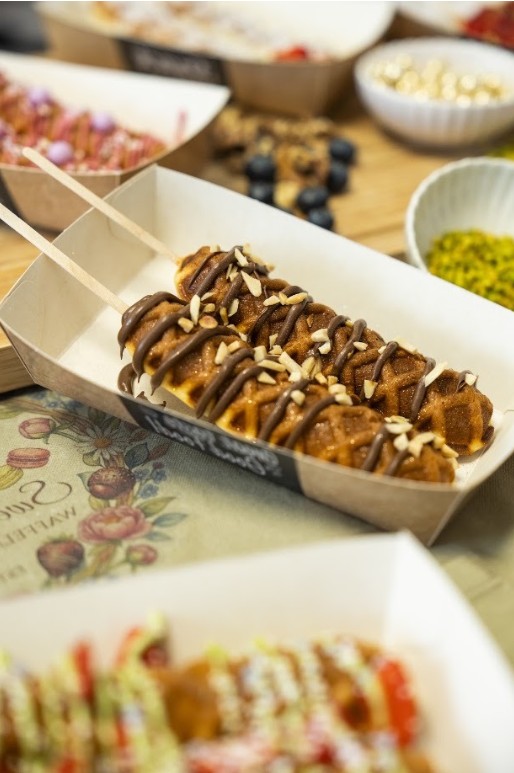 Dekorierte Waffel mit Schokolade