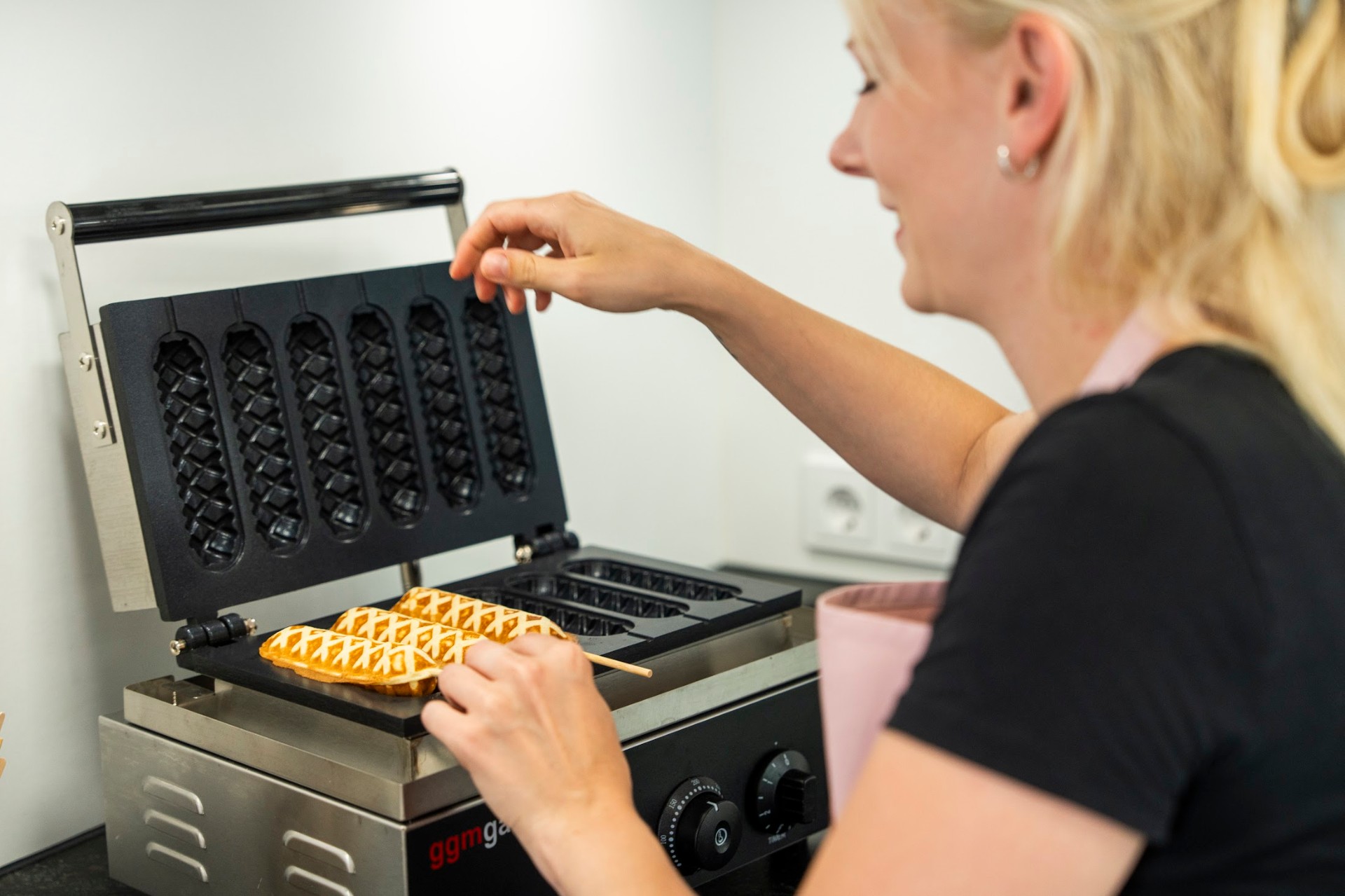 Frische Waffeln am Stiel im Waffeleisen