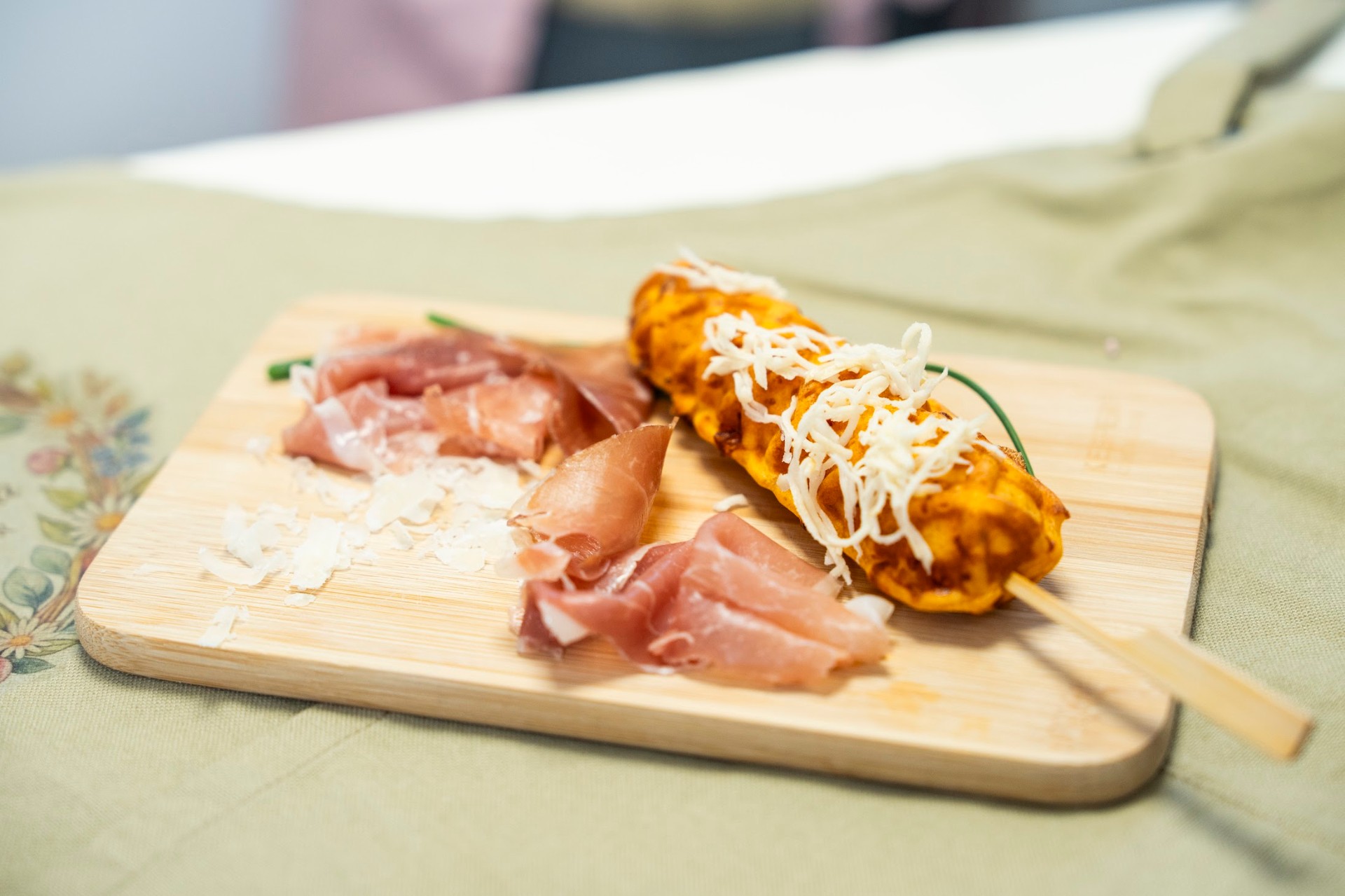Herzhafte Waffel mit Parmaschinken und Parmesan